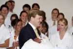 Den Haag 11 april 2007
Prins Willem Alexander toont zijn derde dochter Prinses... aan de pers in het bronovo ziekenhuis.