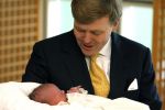 Den Haag 11 april 2007
Prins Willem Alexander toont zijn derde dochter Prinses... aan de pers in het bronovo ziekenhuis.