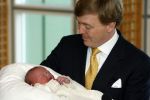 Den Haag 11 april 2007
Prins Willem Alexander toont zijn derde dochter Prinses... aan de pers in het bronovo ziekenhuis.