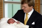 Den Haag 11 april 2007
Prins Willem Alexander toont zijn derde dochter Prinses... aan de pers in het bronovo ziekenhuis.