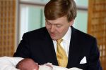 Den Haag 11 april 2007
Prins Willem Alexander toont zijn derde dochter Prinses... aan de pers in het bronovo ziekenhuis.