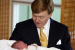 Den Haag 11 april 2007
Prins Willem Alexander toont zijn derde dochter Prinses... aan de pers in het bronovo ziekenhuis.
