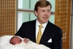 Den Haag 11 april 2007
Prins Willem Alexander toont zijn derde dochter Prinses... aan de pers in het bronovo ziekenhuis.