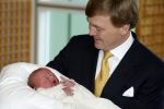 Den Haag 11 april 2007
Prins Willem Alexander toont zijn derde dochter Prinses... aan de pers in het bronovo ziekenhuis.