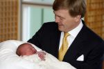 Den Haag 11 april 2007
Prins Willem Alexander toont zijn derde dochter Prinses... aan de pers in het bronovo ziekenhuis.