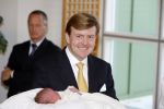 Den Haag 11 april 2007
Prins Willem Alexander toont zijn derde dochter Prinses... aan de pers in het bronovo ziekenhuis.