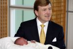 Den Haag 11 april 2007
Prins Willem Alexander toont zijn derde dochter Prinses... aan de pers in het bronovo ziekenhuis.