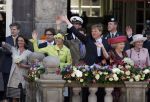 Woudrichem Den Bosch 30 april 2007
Koningin Beatrix Prins Willem Alexander Prins Friso mabel Wisse Smit Prins Constantijn Prinses Laurentien Prinses Margriet Pieter v Vollenhoven Prins Maurits Prinses Marilene Prins Bernhard jr Prinses Annette Prins Pieter Christiaan Prinses  Anita Prins Floris en Prinses Aimee koninginnedag 2007.