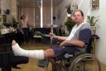 Den Haag 26 Augustus 1999
Raymond v Barneveld thuis zittend in een rolstoel met een gescheurde enkelband in het gips