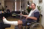 Den Haag 26 Augustus 1999
Raymond v Barneveld thuis zittend in een rolstoel met een gescheurde enkelband in het gips