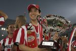 Eindhoven, 2 Mei 2007 Twee dagen na het onverwachte landskampioenschap van PSV Seizoen 2006/2007 was er een huldiging voor de PSV Selektie.
Op de foto Sun Xiang met de stadsbeker