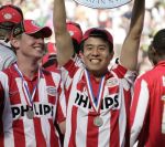 Eindhoven, 29 April 2007 Kampioenswestrijd PSV-Vitesse, eindstand 5-1
Seizoen 2006/2007 Onverwachts landskampioenschap voor PSV doordat de concurrent AZ verloor en Ajax een doelpunt tekort kwam
Sun Xiang met de kampioensschaal