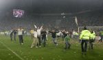 Eindhoven, 2 Mei 2007 Twee dagen na het onverwachte landskampioenschap van PSV Seizoen 2006/2007 was er een huldiging voor de PSV Selektie.
Op de foto supporters die het veld waren opgekomen en daarna weer verwijderd