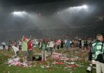 Eindhoven, 2 Mei 2007 Twee dagen na het onverwachte landskampioenschap van PSV Seizoen 2006/2007 was er een huldiging voor de PSV Selektie.
Op de foto supporters die het veld waren opgekomen en daarna weer verwijderd