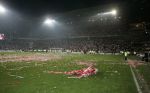 Eindhoven, 2 Mei 2007 Twee dagen na het onverwachte landskampioenschap van PSV Seizoen 2006/2007 was er een huldiging voor de PSV Selektie.
Op de foto supporters die het veld waren opgekomen en daarna weer verwijderd