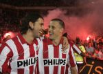 Eindhoven, 2 Mei 2007 Twee dagen na het onverwachte landskampioenschap van PSV Seizoen 2006/2007 was er een huldiging voor de PSV Selektie.
Op de foto John de Jong met Timmy Simons