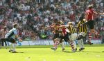 Eindhoven, 29 April 2007 Kampioenswestrijd PSV-Vitesse, eindstand 5-1
Seizoen 2006/2007 Onverwachts landskampioenschap voor PSV doordat de concurrent AZ verloor en Ajax een doelpunt tekort kwam.
ALEX PSV scoort
Verder op de foto Timmy Simons & Doelman Vladimir Stojkovic