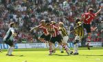 Eindhoven, 29 April 2007 Kampioenswestrijd PSV-Vitesse, eindstand 5-1
Seizoen 2006/2007 Onverwachts landskampioenschap voor PSV doordat de concurrent AZ verloor en Ajax een doelpunt tekort kwam.
ALEX PSV scoort
Verder op de foto Timmy Simons & Doelman Vladimir Stojkovic