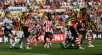 Eindhoven, 29 April 2007 Kampioenswestrijd PSV-Vitesse, eindstand 5-1
Seizoen 2006/2007 Onverwachts landskampioenschap voor PSV doordat de concurrent AZ verloor en Ajax een doelpunt tekort kwam.
Timmy Simons wordt zwaar op de huid gezeten
Verder op de foto Phillip Cocu, Jan Kromkamp, theo Janssen en Eric Addo
