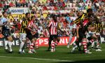 Eindhoven, 29 April 2007 Kampioenswestrijd PSV-Vitesse, eindstand 5-1
Seizoen 2006/2007 Onverwachts landskampioenschap voor PSV doordat de concurrent AZ verloor en Ajax een doelpunt tekort kwam.
Timmy Simons wordt zwaar op de huid gezeten
Verder op de foto Phillip Cocu, Jan Kromkamp, theo Janssen en Eric Addo