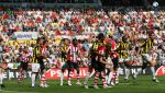 Eindhoven, 29 April 2007 Kampioenswestrijd PSV-Vitesse, eindstand 5-1
Seizoen 2006/2007 Onverwachts landskampioenschap voor PSV doordat de concurrent AZ verloor en Ajax een doelpunt tekort kwam.
Timmy Simons wordt zwaar op de huid gezeten
Verder op de foto Phillip Cocu, Jan Kromkamp, theo Janssen en Eric Addo