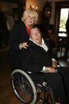 Laren 8 mei 2007
Tineke de Nooij met haar man Peter in een rolstoel bij de singer in Laren.