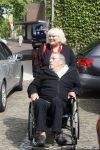 Laren 8 mei 2007
Tineke de Nooij met haar man Peter in een rolstoel bij de singer in Laren.