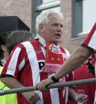 Eindhoven, 2 Mei 2007 Twee dagen na het onverwachte landskampioenschap van PSV Seizoen 2006/2007 was er een huldiging voor de PSV Selektie.
Op de foto clubarts Tjaarda Weber