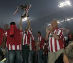 Eindhoven, 2 Mei 2007 Twee dagen na het onverwachte landskampioenschap van PSV Seizoen 2006/2007 was er een huldiging voor de PSV Selektie.
Op de foto assistent-trainer Tonny Bruins Slot