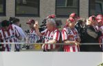 Eindhoven, 2 Mei 2007 Twee dagen na het onverwachte landskampioenschap van PSV Seizoen 2006/2007 was er een huldiging voor de PSV Selektie.
Op de foto assistent-trainer Tonny Bruins Slot op de kar met rechts van Cees Rein v d Hoogenband en Harry v d Kemenade