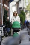 Amstedam 10 april 2007
Tooske Ragas achter kinderwagen,
