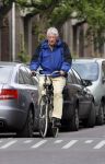 Amsterdam 17 april 2007
Wim Kok op de fiets met zijn aktetas achterop