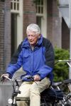 Amsterdam 17 april 2007
Wim Kok op de fiets met zijn aktetas achterop