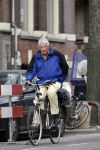 Amsterdam 17 april 2007
Wim Kok op de fiets met zijn aktetas achterop