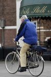 Amsterdam 17 april 2007
Wim Kok op de fiets met zijn aktetas achterop