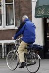 Amsterdam 17 april 2007
Wim Kok op de fiets met zijn aktetas achterop