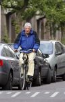 Amsterdam 17 april 2007
Wim Kok op de fiets met zijn aktetas achterop