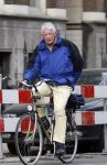 Amsterdam 17 april 2007
Wim Kok op de fiets met zijn aktetas achterop