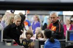 Noordwijk en Schiphol 19 mei 2010
Vertrek Nederlands elftal met vrouwen en kinderen naar Oostenrijk voor trainingskamp ivm WK voetbal. Bert v Marwijk met vrouw en dochter Andra en kleinkinderen
Peter Smulders bv