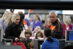 Noordwijk en Schiphol 19 mei 2010
Vertrek Nederlands elftal met vrouwen en kinderen naar Oostenrijk voor trainingskamp ivm WK voetbal. Bert v Marwijk met vrouw en dochter Andra en kleinkinderen
Peter Smulders bv