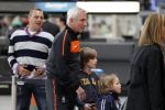 Noordwijk en Schiphol 19 mei 2010
Vertrek Nederlands elftal met vrouwen en kinderen naar Oostenrijk voor trainingskamp ivm WK voetbal. Bert v Marwijk met vrouw en dochter Andra en kleinkinderen
Peter Smulders bv