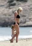 Ibiza 2 mei 2010
Bridget Maasland met zoontje Mees op het strand.
Peter Smulders bv