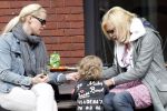 Amsterdam 22 april 2010
Bridget Maasland met zoontje Mees en ouders ( vader en moeder) op terras.
Peter Smulders bv
