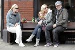 Amsterdam 22 april 2010
Bridget Maasland met zoontje Mees en ouders ( vader en moeder) op terras.
Peter Smulders bv