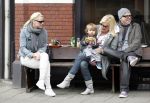 Amsterdam 22 april 2010
Bridget Maasland met zoontje Mees en ouders ( vader en moeder) op terras.
Peter Smulders bv