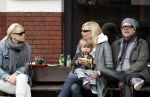 Amsterdam 22 april 2010
Bridget Maasland met zoontje Mees en ouders ( vader en moeder) op terras.
Peter Smulders bv
