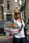 Amsterdam 24 april 2010
Connie Breukhoven brengt met Bentley Cabrio een bloemetje naar Lieke v Lexmond en Jeroen Kool.
Peter Smulders bv