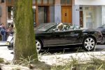 Amsterdam 24 april 2010
Connie Breukhoven brengt met Bentley Cabrio een bloemetje naar Lieke v Lexmond en Jeroen Kool.
Peter Smulders bv