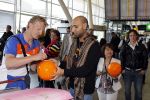 Noordwijk en Schiphol 19 mei 2010
Vertrek Nederlands elftal met vrouwen en kinderen naar Oostenrijk voor trainingskamp ivm WK voetbal. Dirk Kuyt met zijn zoontje
Peter Smulders bv