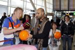 Noordwijk en Schiphol 19 mei 2010
Vertrek Nederlands elftal met vrouwen en kinderen naar Oostenrijk voor trainingskamp ivm WK voetbal. Dirk Kuyt met zijn zoontje
Peter Smulders bv